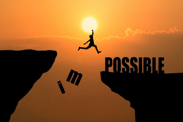 homme-saute-impossible-possible-falaise-fond-du-coucher-du-soleil-idee-concept-entreprise_1323-266