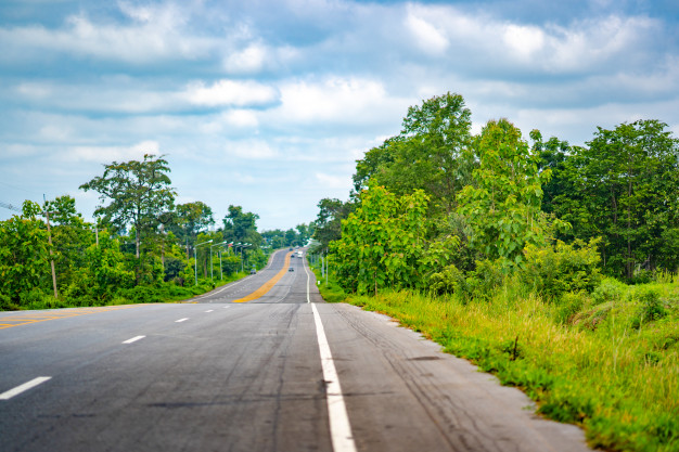 route-longue-route-ciel-bleu_36722-152